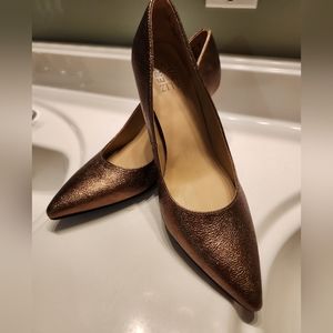 Gold naturalizer pumps size 8